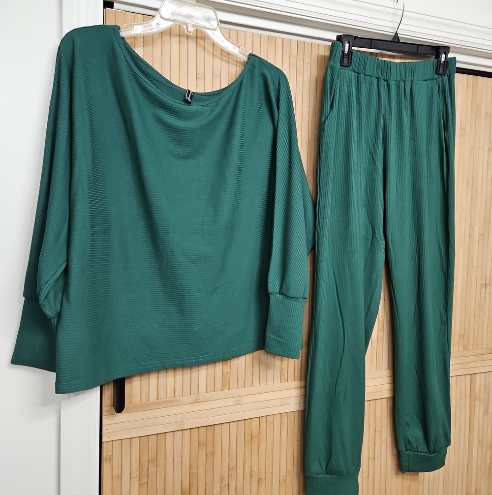 Relaxed Green Ribbed Lounge Set - Two-Piece Lounge Set